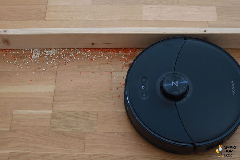 Roborock S8 MaxV Ultra пылесосит вдоль плинтусов.